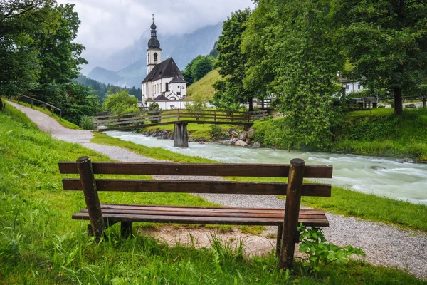 Banco Madeira Com Igreja Paroquial Rio Abd Montanhas Fundo Berchtesgaden — Fotografia de Stock