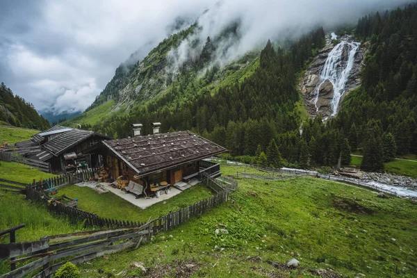 山蓝水河 山青水秀自然环境 在阿尔卑斯山中远足 奥地利蒂罗尔Stubai Valley的Grawa瀑布 — 图库照片