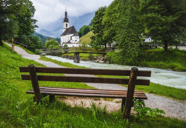 Banco Madeira Com Igreja Paroquial Rio Abd Montanhas Fundo Berchtesgaden — Fotografia de Stock