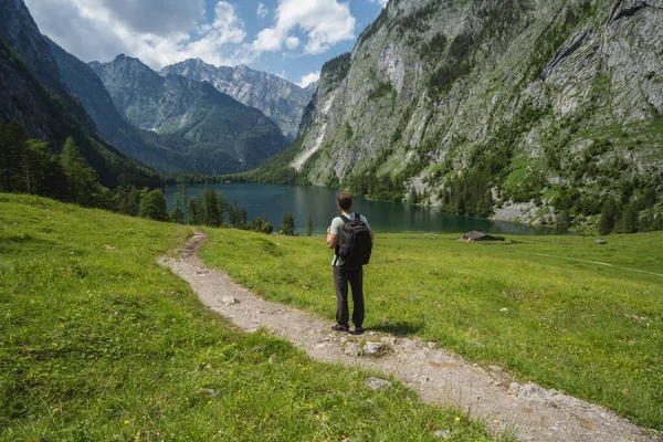 Homem Com Mochila Trilha Caminhada Apreciando Hinterer Gosausee Salzkammergut Áustria — Fotografia de Stock