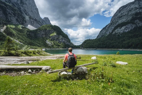 Man Traveler Hiking Trail Upper Gosau Lake Salzkammergut Áustria Europa — Fotografia de Stock