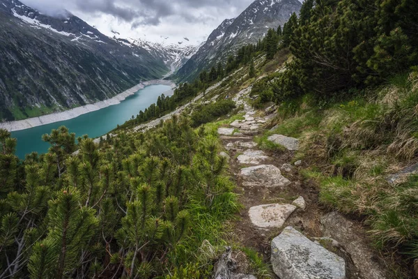 Schlegeis Stausee 'nin dağ yürüyüşü patikasındaki güzel manzarası. Zillertal, Avusturya, Avrupa.
