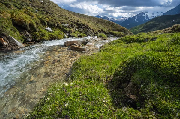Geçitteki dağ nehri - Grossglockner, Avusturya.