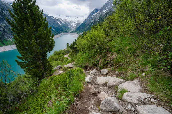 Schlegeis Stausee 'nin dağ yürüyüşü patikasındaki güzel manzarası. Zillertal, Avusturya, Avrupa.