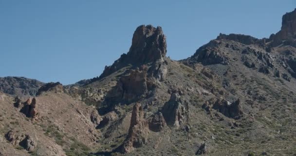 テイデ国立公園、火山のピークの鳥の目のビュー。Teideの古代のクレーター。クレーターの表面のドローン飛行は、テネリフェ島の最高点の頂上に離陸します. — ストック動画