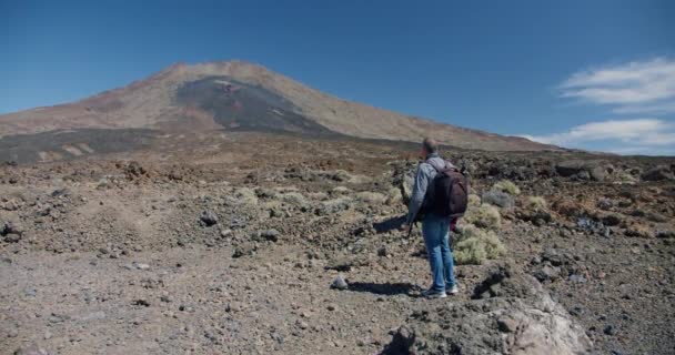 Parque Nacional del Teide, una vista de aves del pico del volcán. Antiguo cráter del Teide. Vuelo con drones en la superficie del cráter con despegue a la cima del punto más alto de Tenerife. — Vídeos de Stock