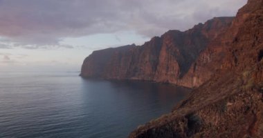 Günbatımında Los Gigantes - Tenerife, Kanarya Adaları, İspanya. Kanarya Adaları 'ndaki volkanik plaj.