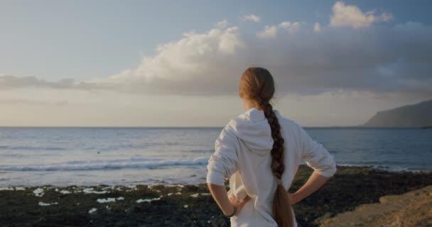 Donna Jung Godersi Tramonto Sulla Spiaggia Dell Oceano Puerto Santiago — Video Stock