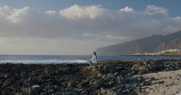 Jung Vrouw Mediteren Puerto Santiago Tenerife — Stockvideo
