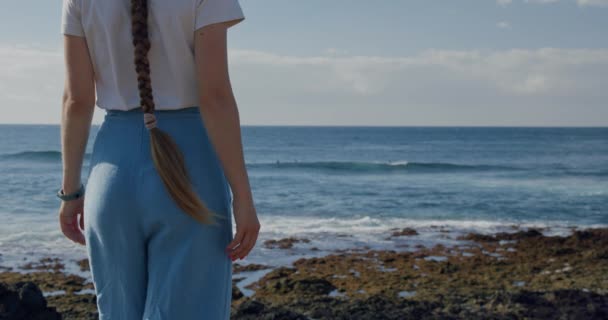 Jonge Vrouw Geniet Van Het Uitzicht Atlantische Oceaan Vulkanische Kust — Stockvideo
