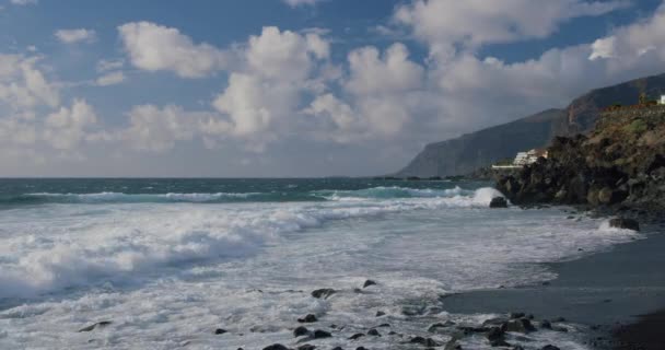 テネリフェ島 カナリア島 プエルト サンティアゴ プラヤまたはビーチ アリーナ 黒砂のビーチ 大西洋の眺め 前景には驚くべき名声の波 背景にロス — ストック動画