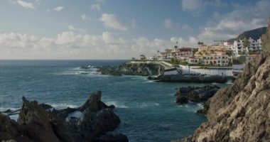 Tenerife, Kanarya Adası, Puerto de Santiago, Playa la Arena. Siyah sahil manzarası, Atlantik Okyanusu. Şehre mükemmel bir ışık düşüyor. Şirin küçük bir kasaba. Kimse..