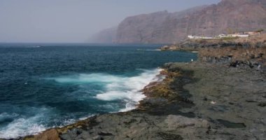 Los Gigantes Tenerife kayalıklarının manzarası. Yüksek kalite 4k görüntü
