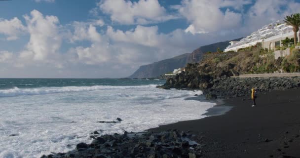 Tenerife Canary Island Puerto Santiago Playa Arena Молода Жінка Рюкзаком — стокове відео