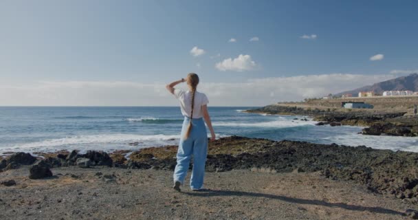 Молодая Блондинка Наслаждается Видом Атлантический Океан Вулканическое Побережье Пуэрто Сантьяго — стоковое видео