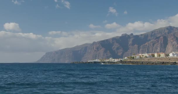 Süzülen Dalgalar Siyah Lav Taşlı Siyah Kayalık Volkanik Plaj Puerto — Stok video