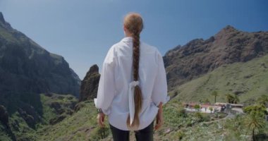 Masca Vadisi ve İspanya 'nın Kanarya Adaları' ndaki Tenerife Adası 'nda eğlenen güzel genç bir kadın..