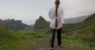 Masca Vadisi, Tenerife. Güzel genç bayan turist kollarını kaldırarak manzara manzarasının tadını çıkarıyor. Yavaş çekim