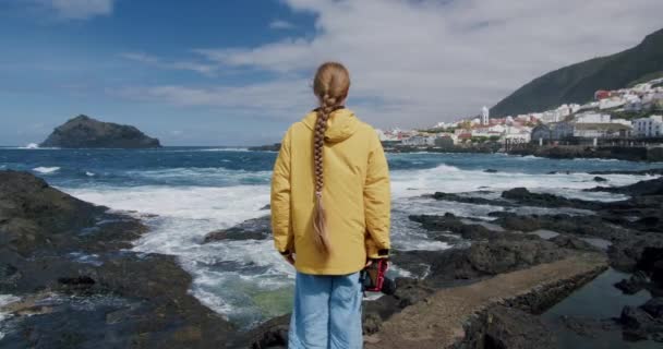 年轻的女游客带着相机在加拉齐科享受海滨美景 Tenerife 加那利群岛 西班牙 — 图库视频影像