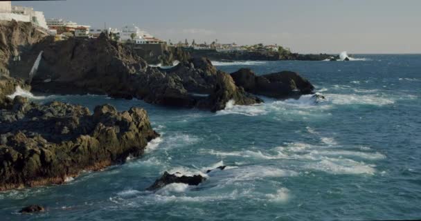 テネリフェ島 カナリア島 プエルト サンティアゴ プラヤ アリーナ 黒のビーチ 大西洋の海の眺め チャルコ アモール — ストック動画