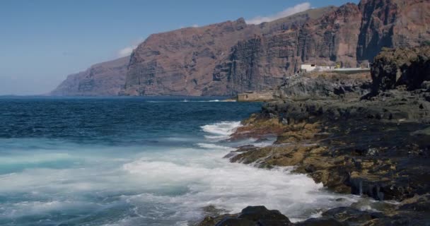 浪涌上岩石 加那利群岛 Tenerife Los Gigantes 阳光灿烂 — 图库视频影像