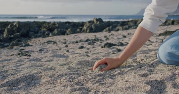 Ung Kvinne Med Hvit Sand Tropisk Strand Tenerife Tid Mellom – stockvideo