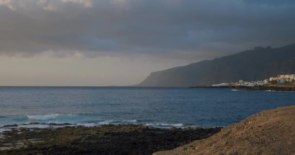 プエルト サンティアゴ テネリフェ島のロス ジガンテス崖 — ストック動画