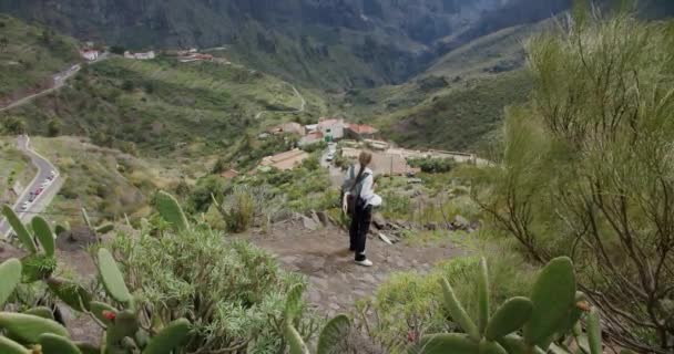 Masca Gorge Falu Tenerife Gyönyörű Fiatal Turista Hátizsák Látogasson Helyszínre — Stock videók