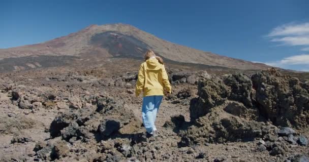 Тейде Тенерифе Канарские Острова Испания Молодая Женщина Путешествующая Вулканическому Песку — стоковое видео