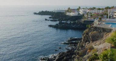 Deniz kıyısında. Balıkçı kasabası Alcala, İspanya 'nın Kanarya Adaları, Tenerife' nin güney sahilindeki kayalık volkanik kıyı..