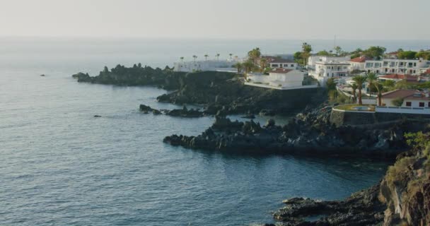 海岸線だ 釣りの町アルカラ テネリフェ島の南海岸の岩火山海岸 カナリア諸島 スペイン — ストック動画