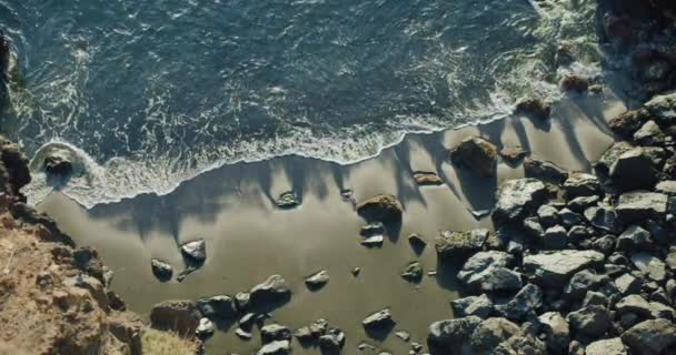 日の出 テネリフェ島 カナリア諸島 スペインの海のビーチ 黒い砂で未接触の岩の火山ビーチ カラフルな波の上の景色 — ストック動画