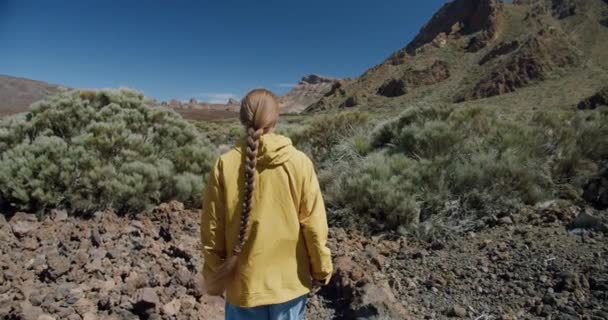 Тейде Тенерифе Канарские Острова Испания Молодая Женщина Путешествующая Вулканическому Песку — стоковое видео