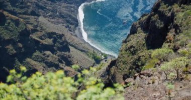 Masca, Tenerife. Taş plaj Masca yürüyüş yolunun sonundadır. Masca Gorge yürüyüş yolu olan ünlü bir turistik yerdir. Hiç kimse. Dağların tepesinden Masca Vadisi 'ne bak..