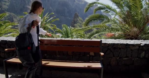 Cheile Masca Satul Tenerife Tânără Frumoasă Rucsac Stă Bancă Bucură — Videoclip de stoc
