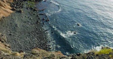 Atlantik Okyanusu 'nun kayalık volkanik plajı, siyah kum ve taşlarla, Tenerife. Hiç kimse. Yavaş çekim.