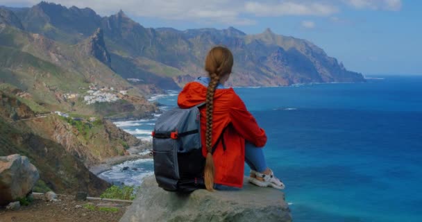 Woman Enjoying Ocean Sitting Top Mounatain Canary Island Tenerife Beautiful — Vídeo de Stock