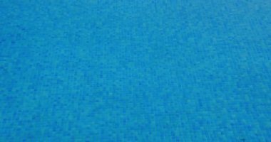 Su yüzeyi dokusu, temiz yüzme havuzu dalgaları ve dalga. Güneş ışığının kırılması üst görünüm doku suyu. Kapat..