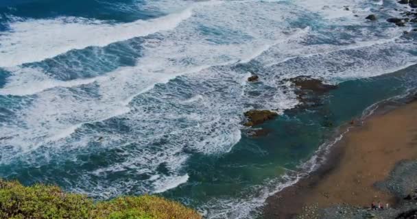 Black Sand Volcanic Rocky Beach Huge Waves Tenerife Cinematic Seascape — ストック動画