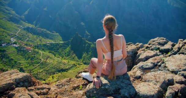 Middle Aged Unrecognizable Woman Sitting Viewpoint Admiring Masca Village Gorge — Vídeo de Stock