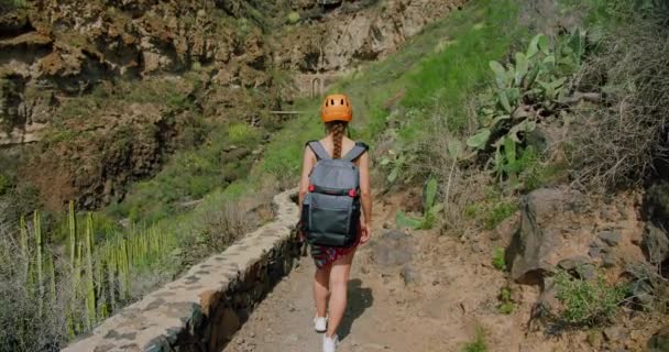 Tourist Hiker Caucasian Girl Walking Rocky Hiking Path Slow Motion — Stok video