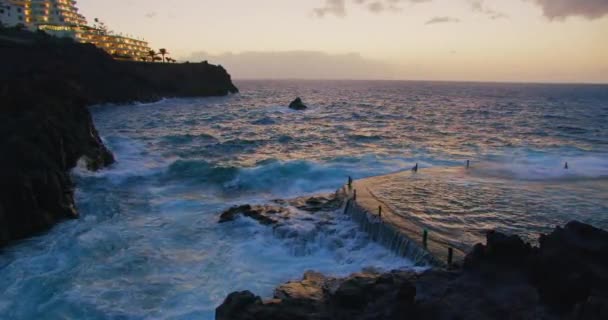 Woman Enjoying Ocean View Dusk Twilight Storm Wind Weather Waves — Vídeo de Stock
