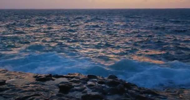 Storm Ocean Waves Durind Sunset Reflection Light Surface Water Twilight — Wideo stockowe