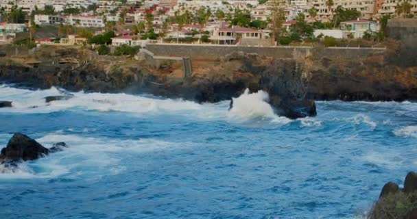 Cityscape Black Ocean Rocks Stormy Big Waves Crash Volcanic Shore — Vídeos de Stock