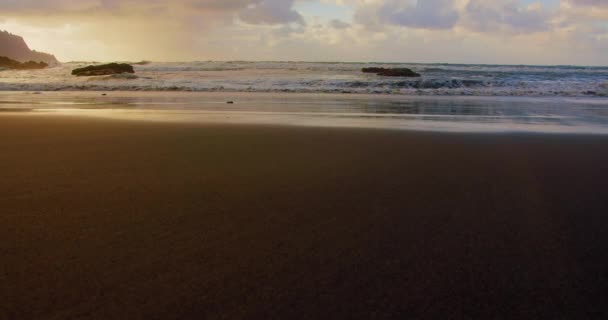 Reflection Sunset Light Water Volcanic Sand Black Sandy Wild Beach — Wideo stockowe