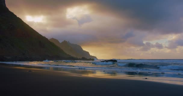 Beautiful Beach Black Sand Smooth Waves Perfect Relaxing Swimming Reflection — Wideo stockowe