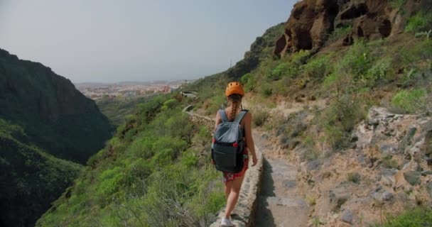 Tourist Hiker Caucasian Girl Walking Rocky Hiking Path Slow Motion — 图库视频影像
