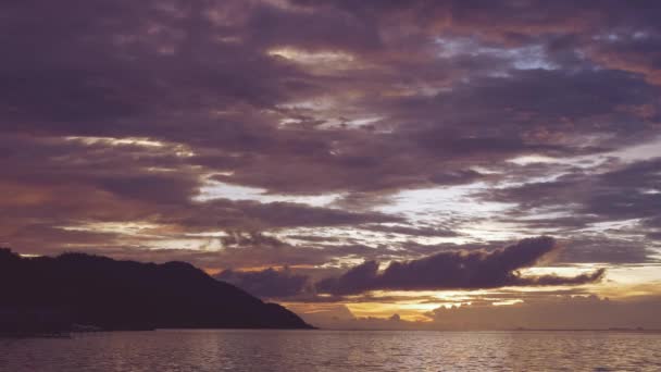 Φως Του Ηλιοβασιλέματος Που Αντανακλά Στην Επιφάνεια Του Νερού Κοντά — Αρχείο Βίντεο