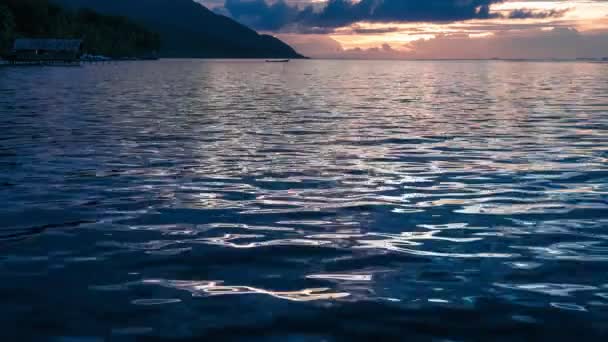 Local Boat Leaving Pier Sunset Kri Monsuar Calm Waves Glistening — Stockvideo