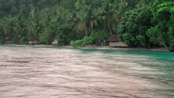 Pioggia Tropicale Sulle Capanne Bambù Famiglia Sulla Spiaggia Gam Island — Video Stock